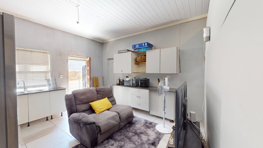 7 Bedroom Property for Sale in Sunbird Park Western Cape